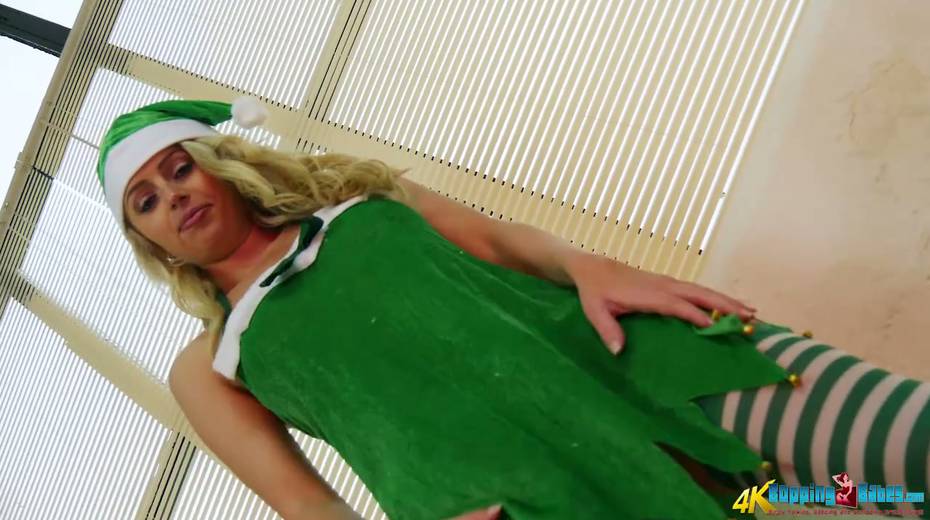 Super sexy babe in elf outfit Sarah G performs hot teasing video - 3. pic