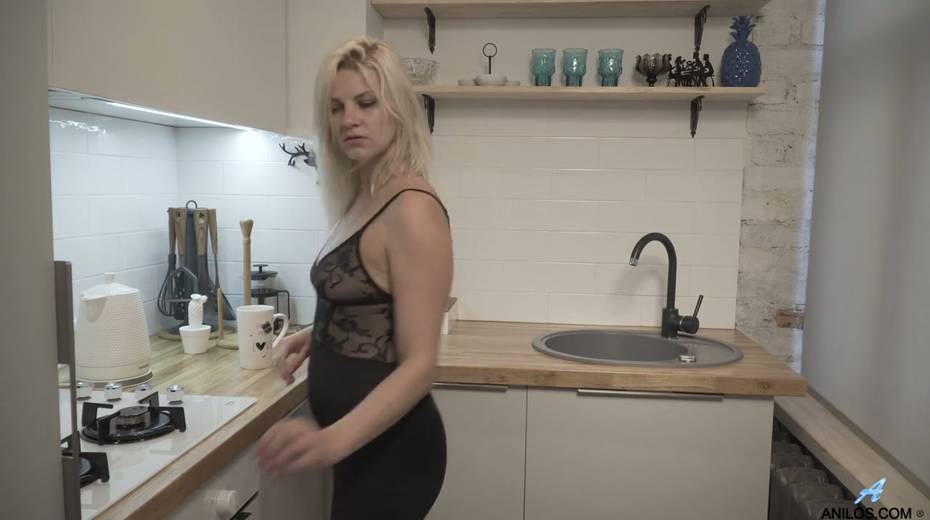 Blond housewife Jessica Best is masturbating her sex-crazy cunt spreading legs wide open - 3. pic