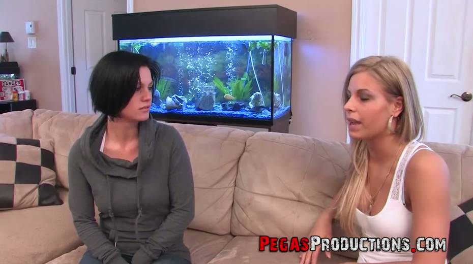 Canadian blonde Sarah Vickers is toying wet punani of sizzling brunet nextdoor chick - 3. pic