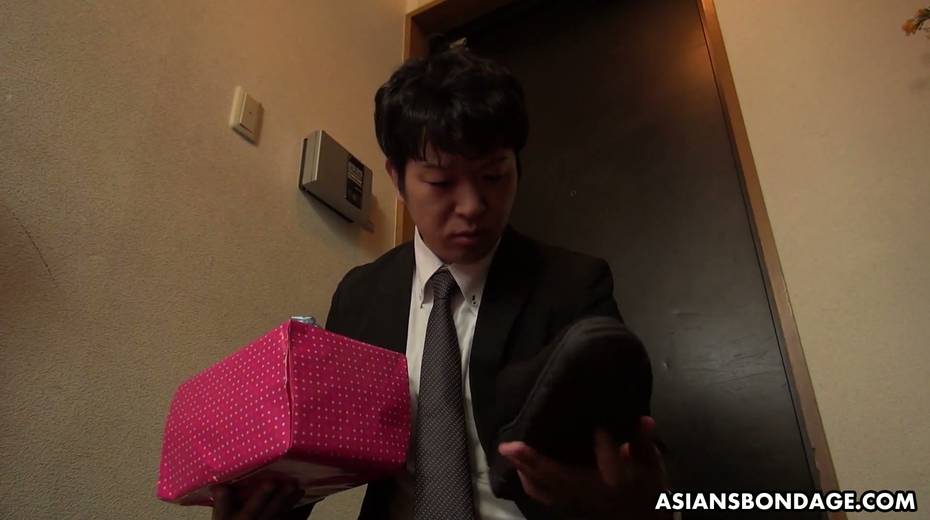 Submissive Asian chick Yui Shiina gives a blowjob and spits sperm in hands - 2. pic