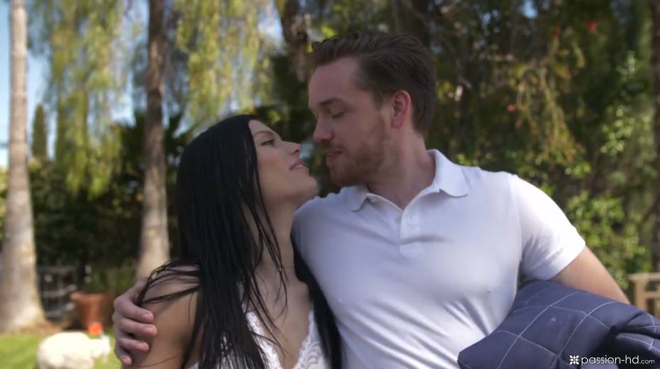 Picnic sex is everything lustful and insatiable brunette Sadie Blake desires right now - 2. pic