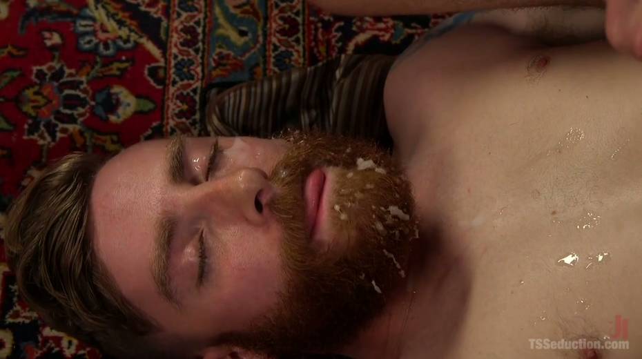 Asian shemale Venus Lux fucks anus of one bearded dude - 24. pic