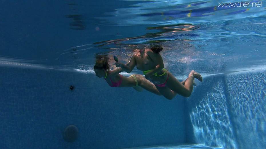 Alla Zlatavlaska and her girlfriend strip and swim under the water - 5. pic