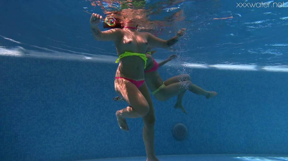 Alla Zlatavlaska and her girlfriend strip and swim under the water - 6. pic