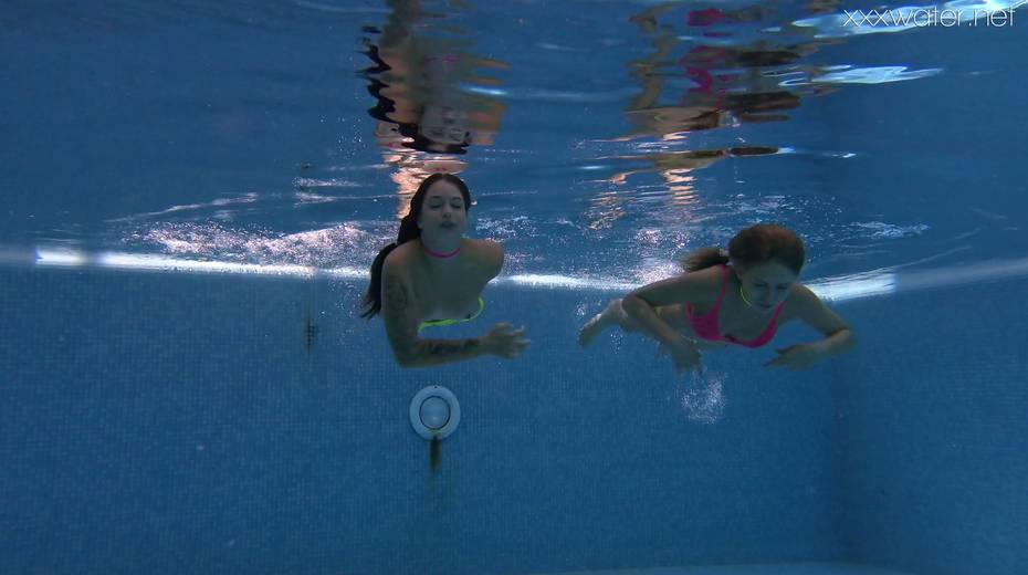 Alla Zlatavlaska and her girlfriend strip and swim under the water - 7. pic