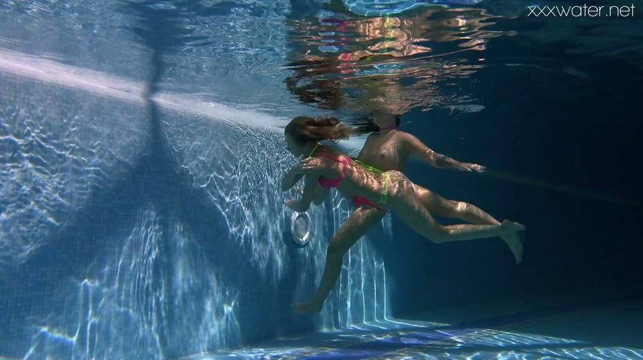 Alla Zlatavlaska and her girlfriend strip and swim under the water - 9. pic