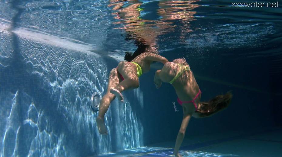 Alla Zlatavlaska and her girlfriend strip and swim under the water - 10. pic