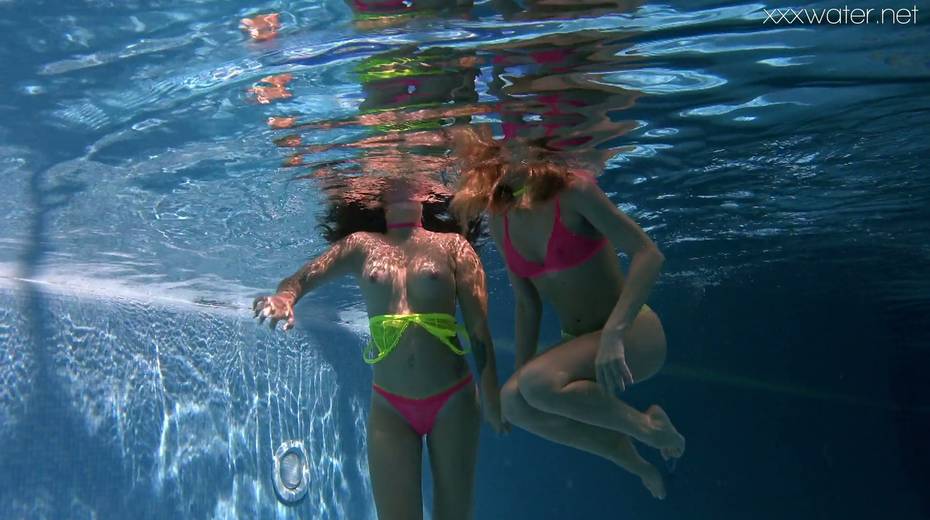 Alla Zlatavlaska and her girlfriend strip and swim under the water - 12. pic