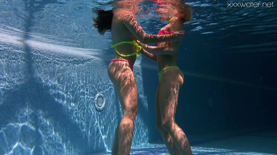 Alla Zlatavlaska and her girlfriend strip and swim under the water - 13. pic