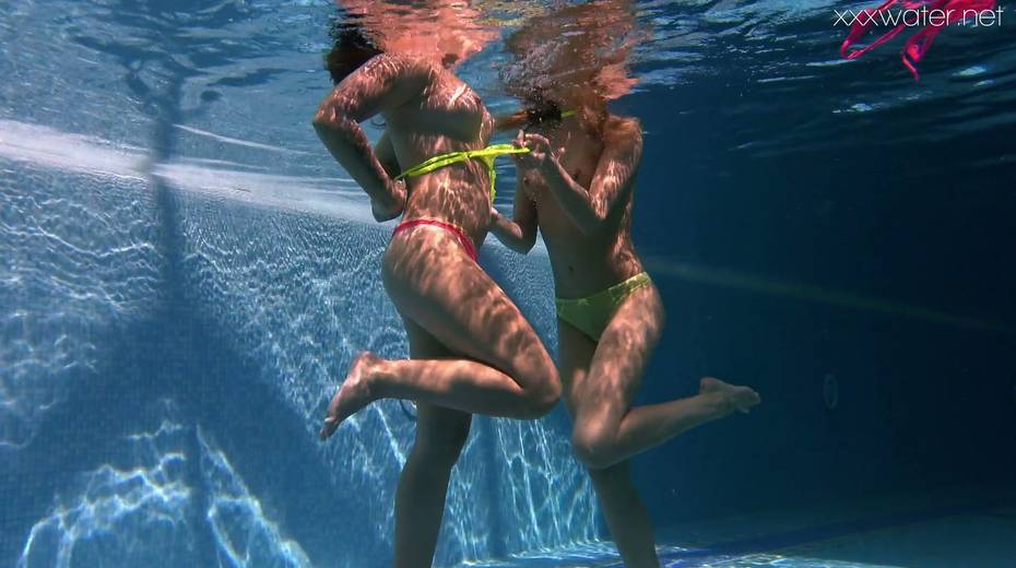 Alla Zlatavlaska and her girlfriend strip and swim under the water - 14. pic