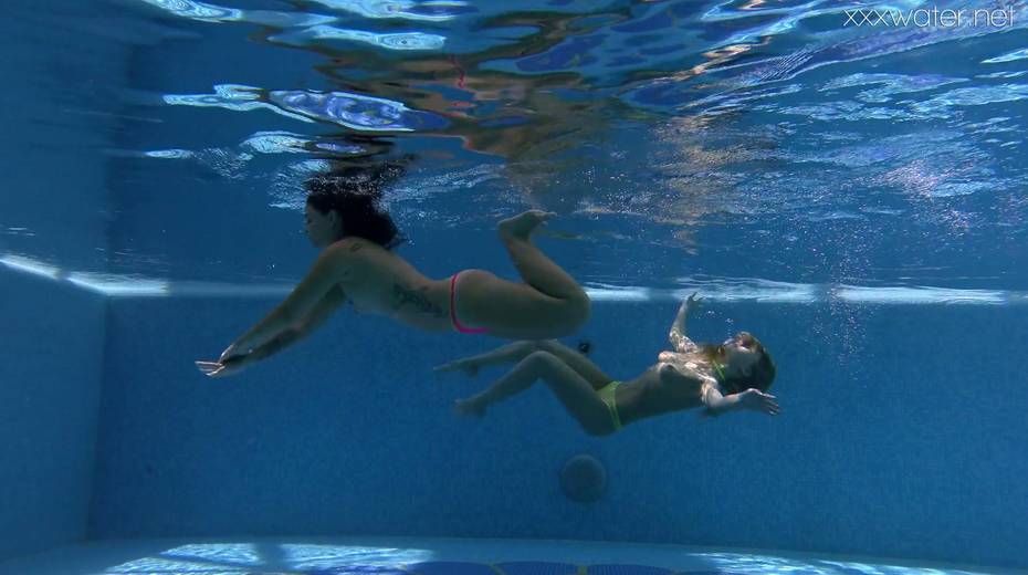 Alla Zlatavlaska and her girlfriend strip and swim under the water - 16. pic