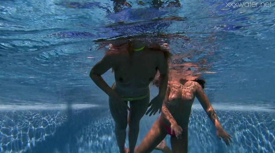 Alla Zlatavlaska and her girlfriend strip and swim under the water - 18. pic