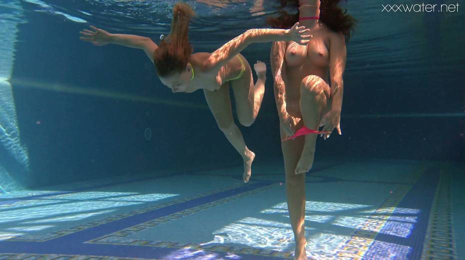 Alla Zlatavlaska and her girlfriend strip and swim under the water - 19. pic