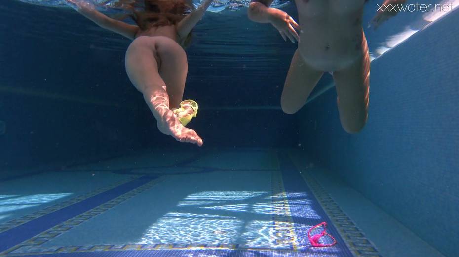 Alla Zlatavlaska and her girlfriend strip and swim under the water - 21. pic