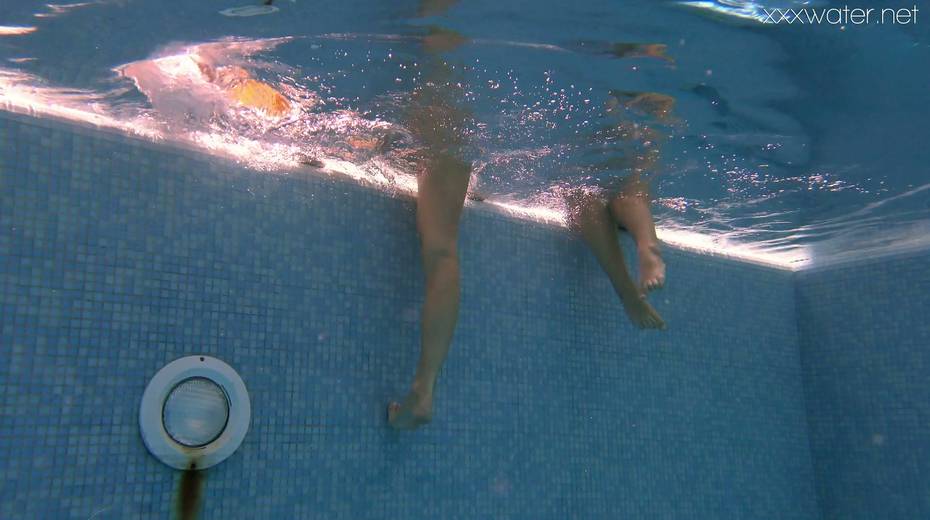 Alla Zlatavlaska and her girlfriend strip and swim under the water - 22. pic