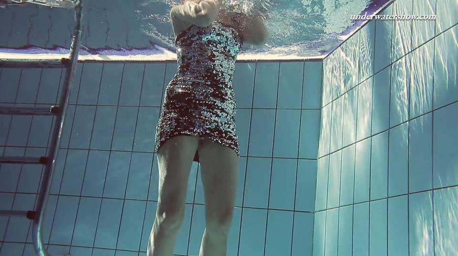 Sizzling babe Sima Lastova shows her pussy under the water - 2. pic