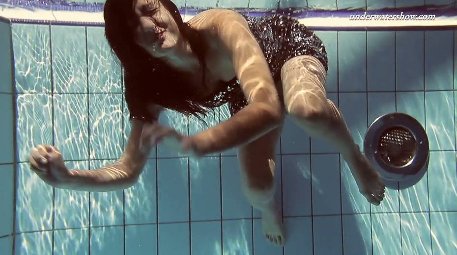 Sizzling babe Sima Lastova shows her pussy under the water - 3. pic