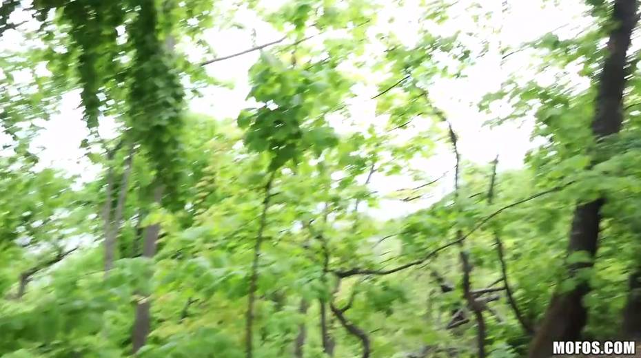 Crazy quickie with pretty hot blond stranger babe right in the park - 2. pic