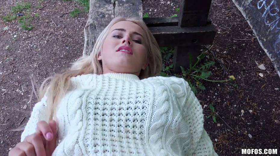 Crazy quickie with pretty hot blond stranger babe right in the park - 19. pic