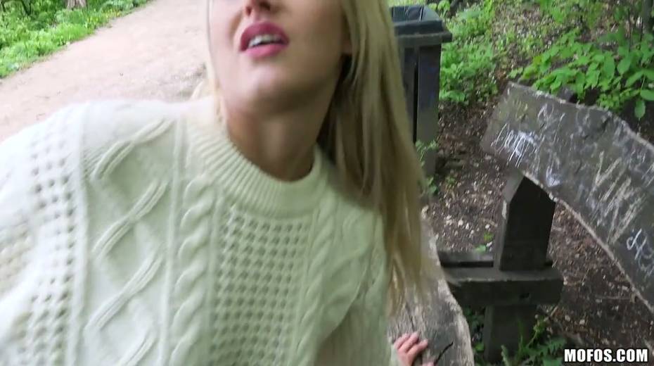 Crazy quickie with pretty hot blond stranger babe right in the park - 27. pic