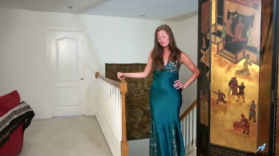 Filthy milf Vivian Smith is finger fucking wet yummy pussy spreading legs wide open - 2. pic
