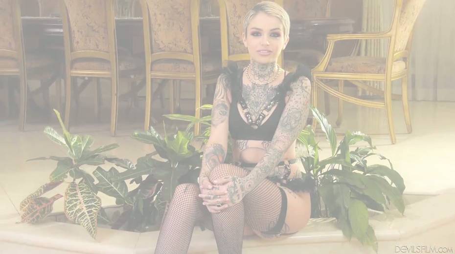 Sexy tattooed hottie Leigh Raven gives interview before shooting - 4. pic