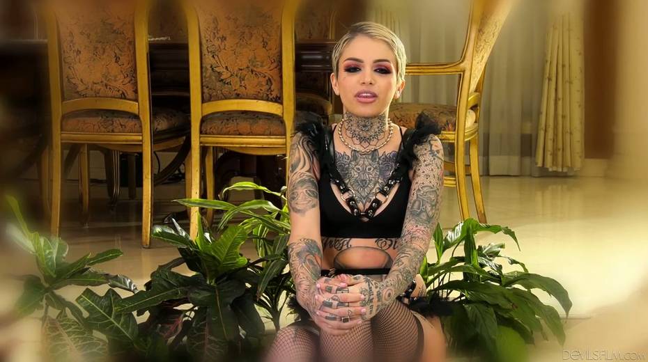 Sexy tattooed hottie Leigh Raven gives interview before shooting - 16. pic