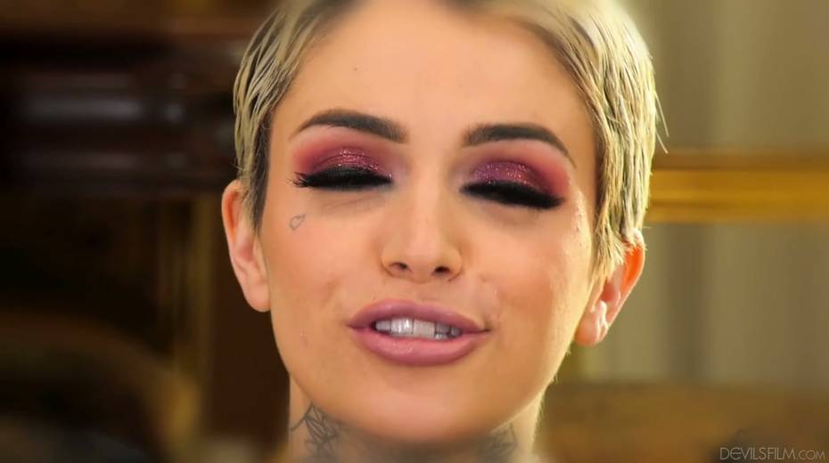 Sexy tattooed hottie Leigh Raven gives interview before shooting - 28. pic