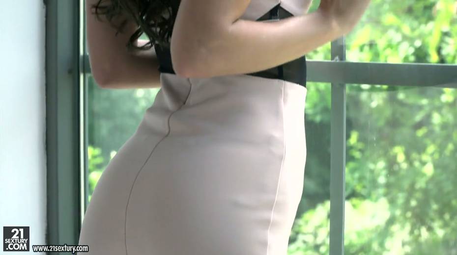 Stunning seductress Lilu Moon is fucked by her boyfriend and his best friend - 2. pic