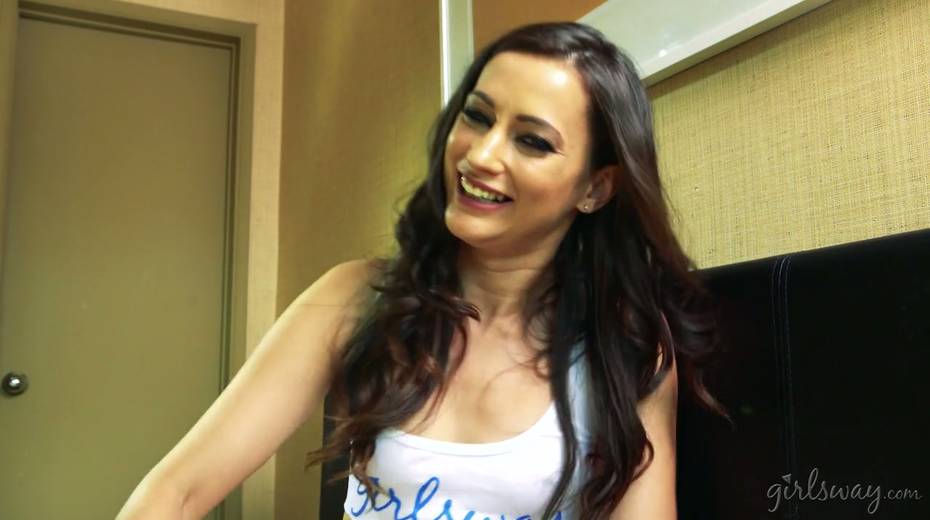 Hottie Georgia Jones gives an interview after hot lesbian scene - 17. pic