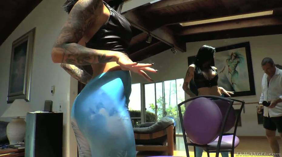 Stunning tattooed hoe Lola Foxx is masturbating her crazy hungry holes - 13. pic