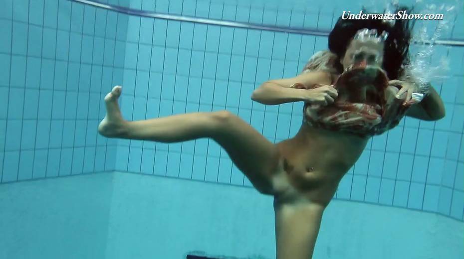 Yummy swimmer Krasula Fedorchuk is stripping under the water - 4. pic