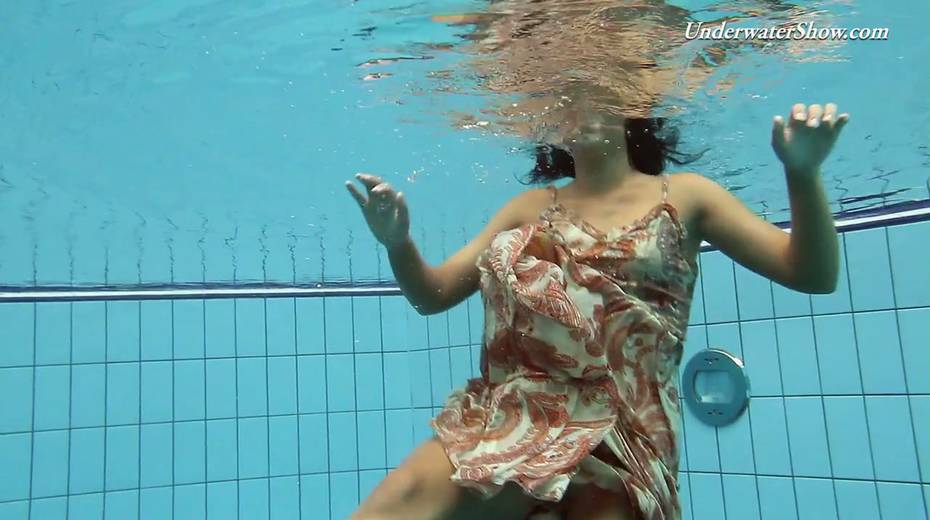 Yummy swimmer Krasula Fedorchuk is stripping under the water - 5. pic