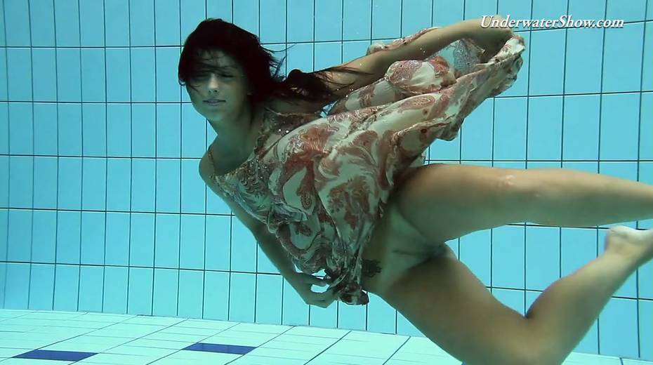 Yummy swimmer Krasula Fedorchuk is stripping under the water - 7. pic