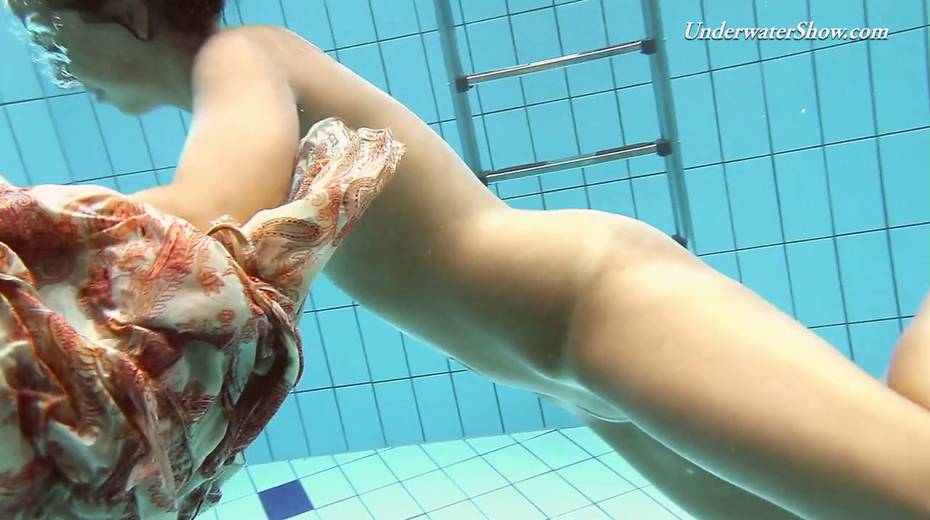 Yummy swimmer Krasula Fedorchuk is stripping under the water - 16. pic