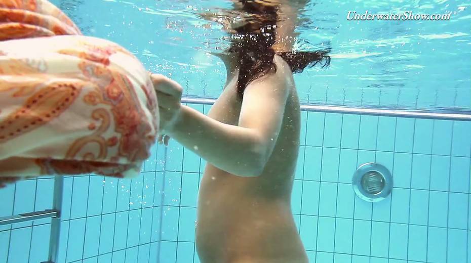 Yummy swimmer Krasula Fedorchuk is stripping under the water - 17. pic