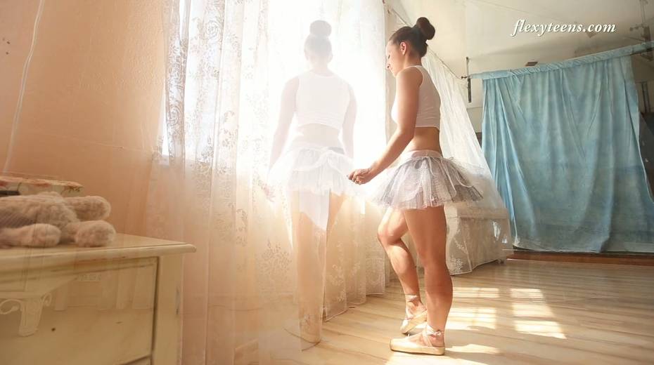 Slender Russian ballerina Nino Belover does the splits and get snaked - 3. pic