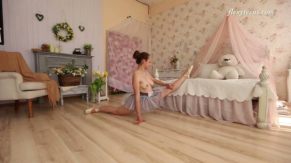 Slender Russian ballerina Nino Belover does the splits and get snaked - 7. pic