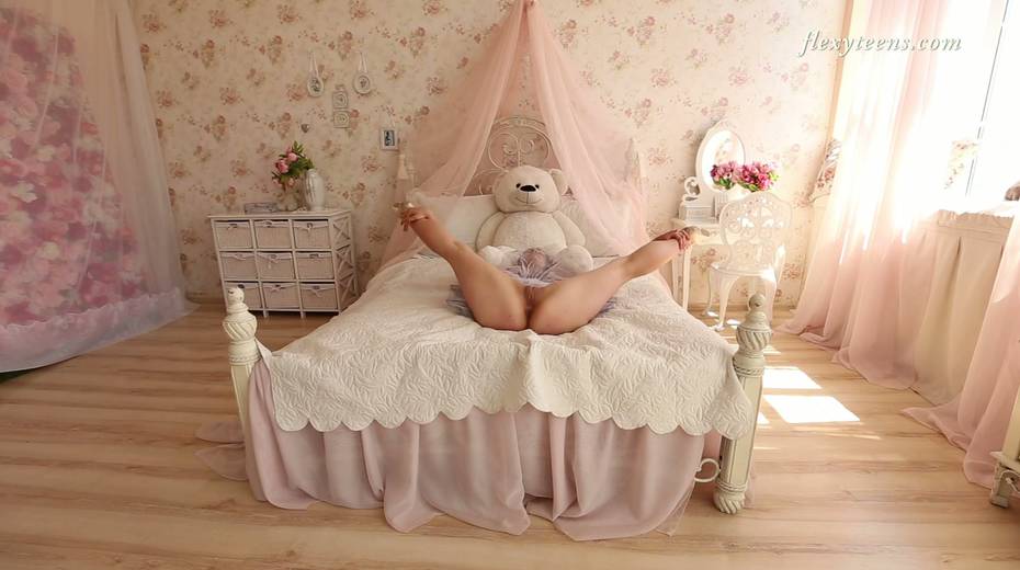 Slender Russian ballerina Nino Belover does the splits and get snaked - 18. pic