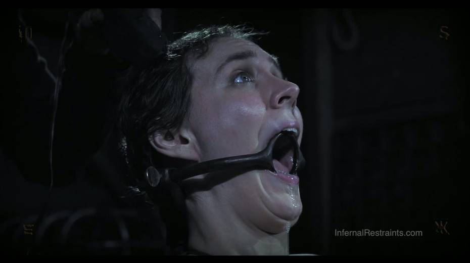 Bitch in cage Sierra Cirque gets her head shaved in the dark BDSM room - 17. pic