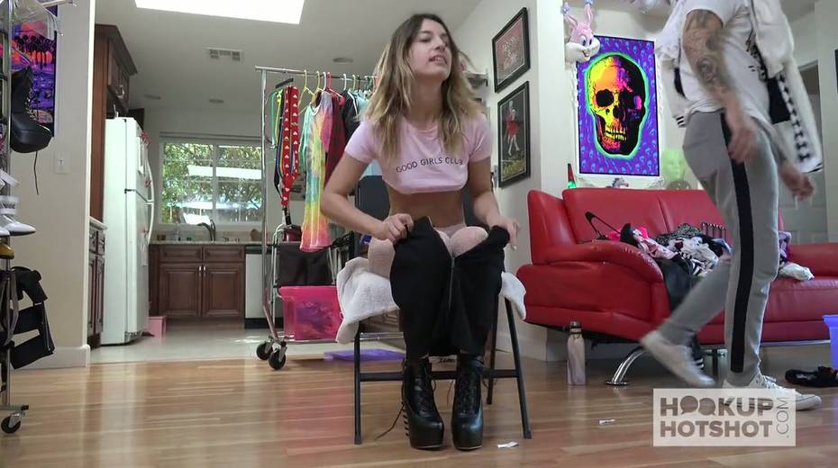 Wench Kristen Scott is trying on clothes before a steamy sex with stranger - 20. pic