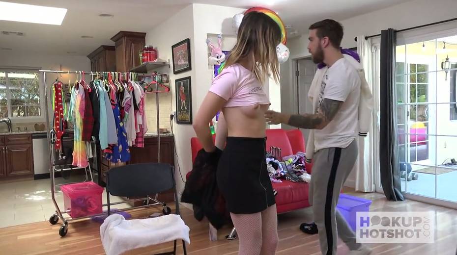 Wench Kristen Scott is trying on clothes before a steamy sex with stranger - 23. pic