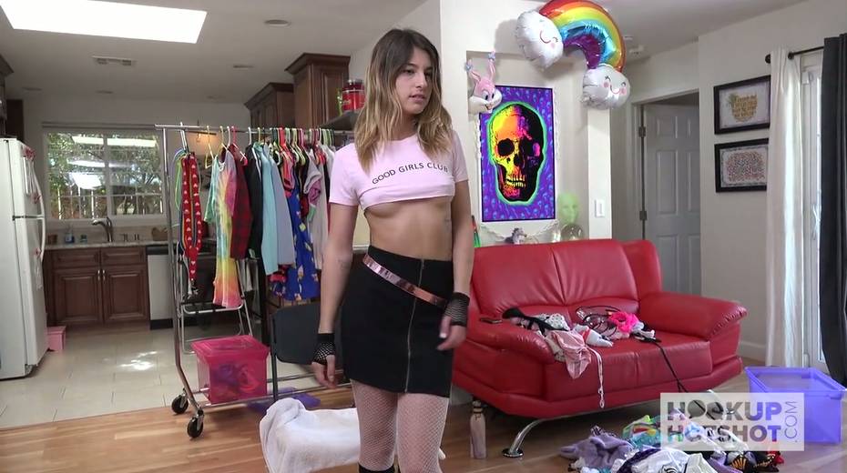 Wench Kristen Scott is trying on clothes before a steamy sex with stranger - 26. pic