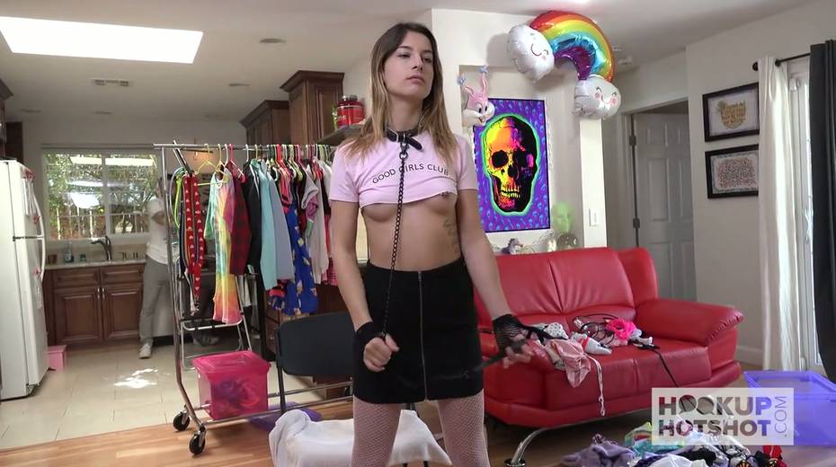 Wench Kristen Scott is trying on clothes before a steamy sex with stranger - 28. pic