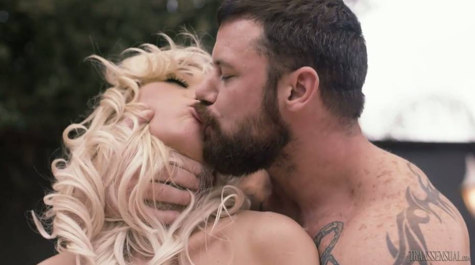Glamorous ladyboy Aubrey Kate hooks up with hot blooded bisexual dude - 17. pic
