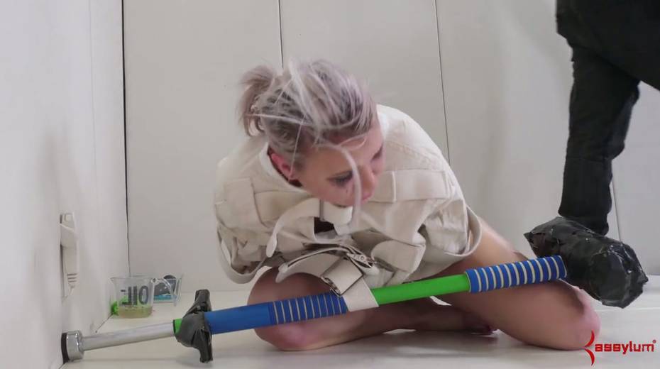 Blondie Olivia Kasady gets her anus dildo fucked and banged hard doggy style - 19. pic