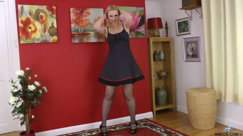 Lustful blond housewife Tracey Hein performs her puffy pussy doggy style - 3. pic