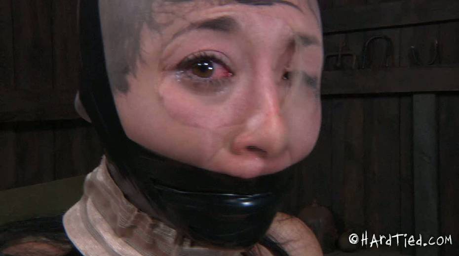 Master punishes sweet slit which belongs to tied up Asian porn model - 6. pic