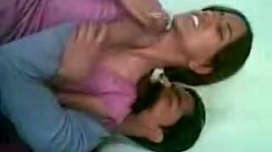 Incredibly horny Indian chick wants to get rid of her bra - 2. pic