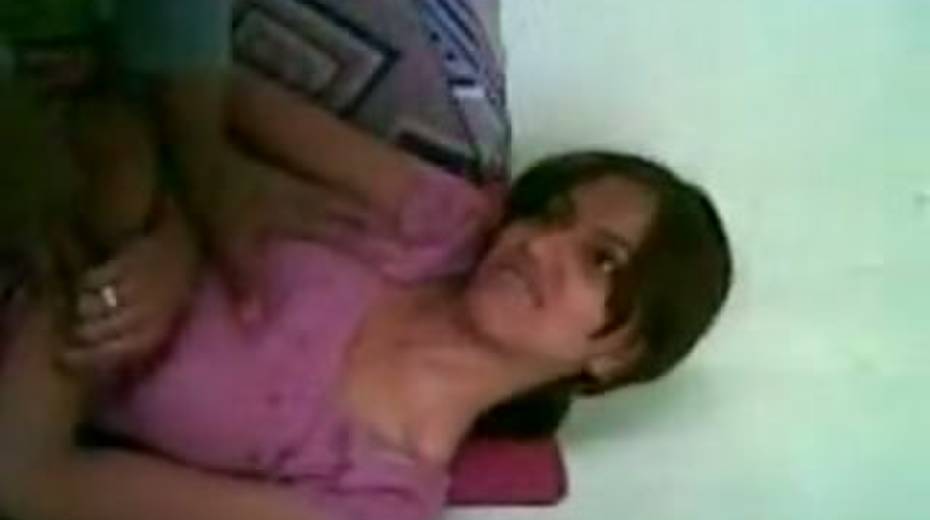 Incredibly horny Indian chick wants to get rid of her bra - 3. pic